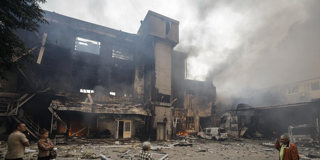 Un nuevo ataque masivo de Rusia destruye viviendas en Kiev y una maternidad en Odesa