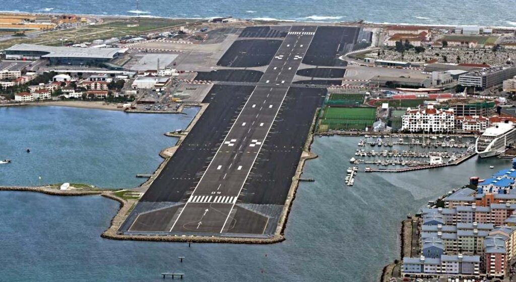 Una empresa mixta gestionará el uso conjunto del aeropuerto de Gibraltar