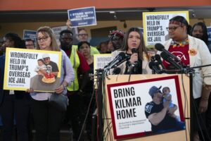 Una jueza de EE.UU. ordena la liberación del salvadoreño Kilmar Ábrego García - AlbertoNews