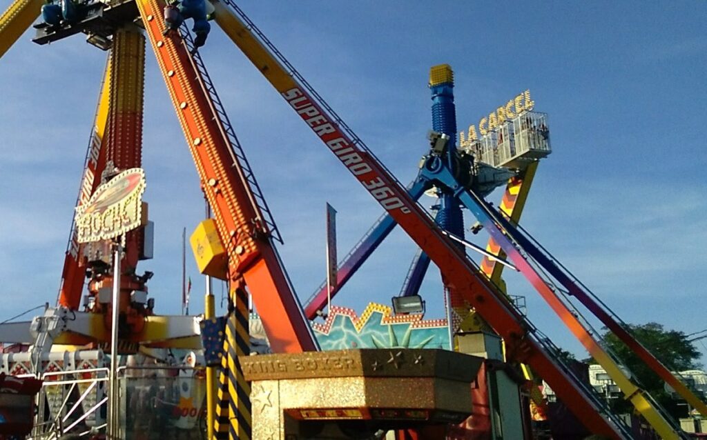 Una niña fallece y otros 3 menores resultan heridos por electrocución en una atracción de feria en Alquerías