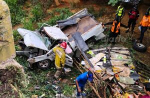 Unidad tipo perrera cayó en un puente del sur de Anzoátegui dejando 13 lesionados