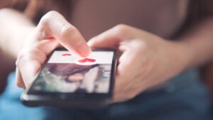 Uno de cada tres colombianos solo usa internet para redes y chat, revela estudio