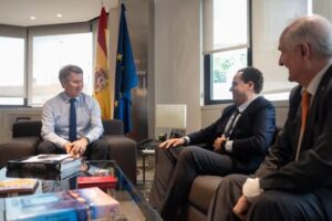 Urruchurtu se reunió con Feijóo para buscar alianzas en España hacia una transición en Venezuela