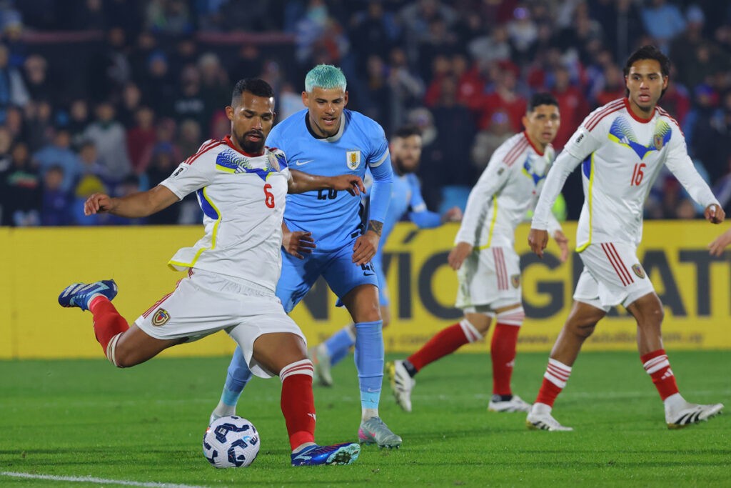 Uruguay se acerca al Mundial con un triunfo que cortó la buena racha de Venezuela