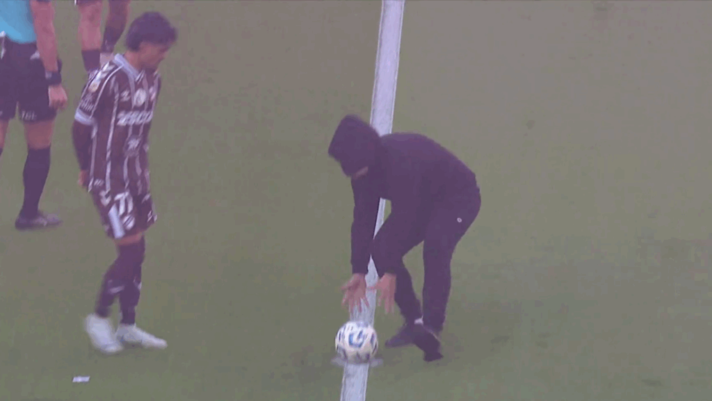 VIDEO: Encapuchado 'roba' el balón de la final del Torneo Apertura en Argentina