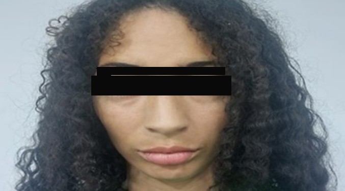 Va presa por quemar a sus hijos de 2 y 4 años con una cucharilla caliente