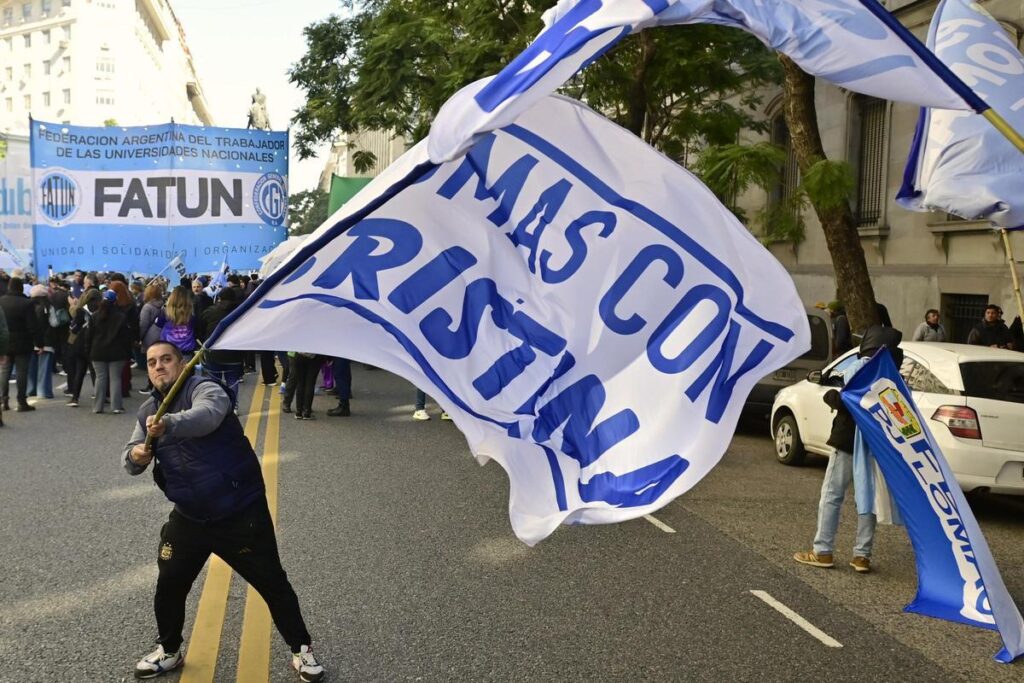 Seguidores de Cristina Fernández inician masiva marcha de apoyo en Argentina