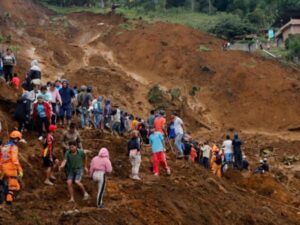 Van diez muertos en Bello (Antioquia) por una creciente generada por lluvias | Regiones | Economía