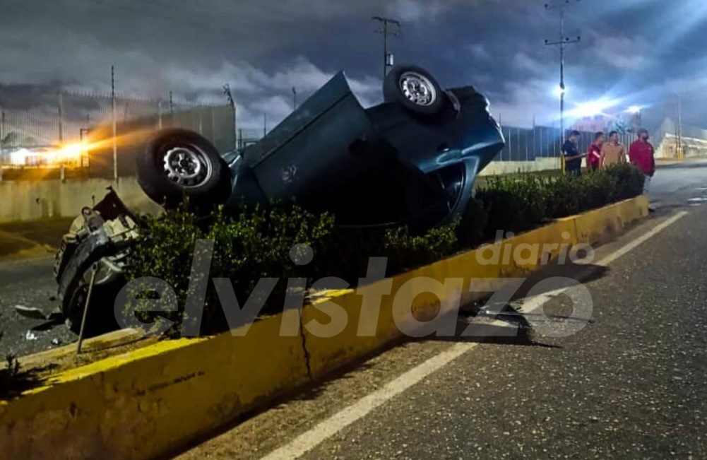 Vehículo Hyundai se volcó la noche del domingo en la Av. Mariño cerca del edificio de PDVSA