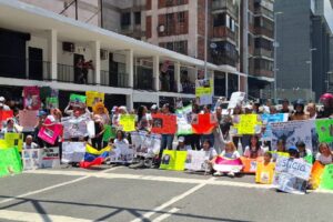 Venezolanos deportados a El Salvador siguen "totalmente aislados", dicen familiares