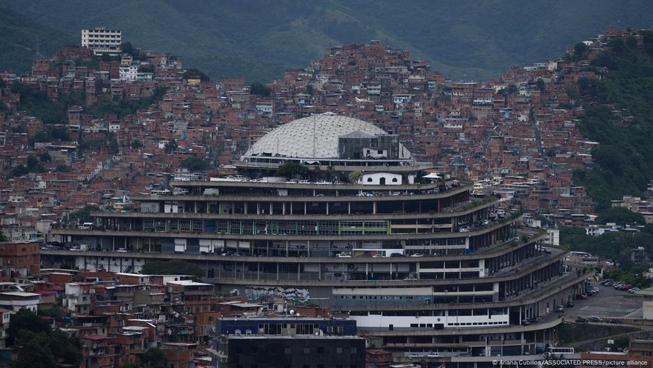 Venezuela con casi 1.000 presos políticos, según Foro Penal – DW – 18/06/2025
