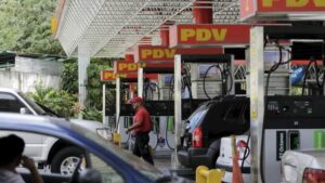 Venezuela planea aumento de combustible del 50% mientras se prepara para una caída de ingresos