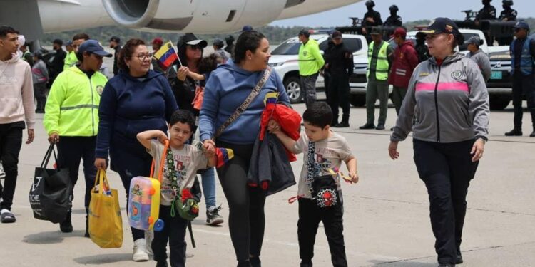Venezuela recibirá este #19Jun un vuelo procedente de México con 253 repatriados