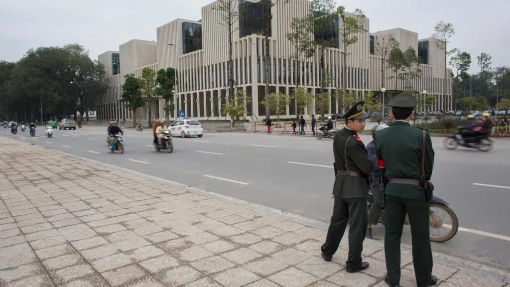 Dos militares enfrente del parlamento vietnamita.