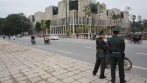 Dos militares enfrente del parlamento vietnamita.