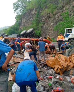 Volcó gandola cargada de refrescos en la Carretera Nacional Cagua - Villa de Cura