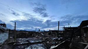 Voraz incendio consumió 21 viviendas en el oriente de Cali: 61 personas resultaron afectadas