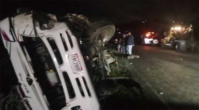 Vuelco de un autobús deja dos mujeres muertas y 21 personas heridas en Aragua