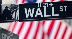 Wall Street alcanza nuevos máximos históricos con una prima del 18% frente a la década