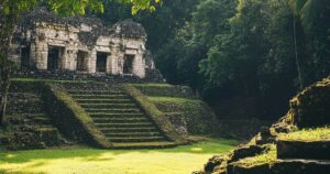 Yaxchilán, la misteriosa ciudad maya abandonada en el siglo IX d. C. a la que solo puede llegarse en lancha