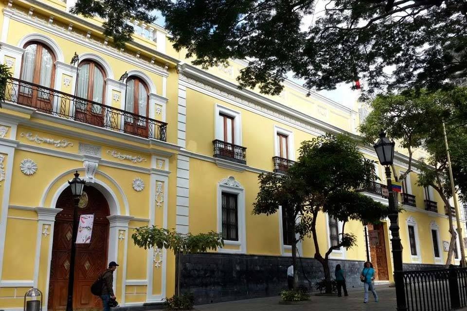 Yván Gil repudió amenazas de Trinidad y Tobago contra botes clandestinos de Venezuela