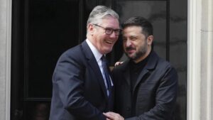 El primer ministro británico, Keir Starmer, y el presidente de Ucrania, Volodímir Zelenski, este lunes en Londres.
