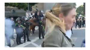 balearon a una periodista en vivo durante las protestas en Los Ángeles