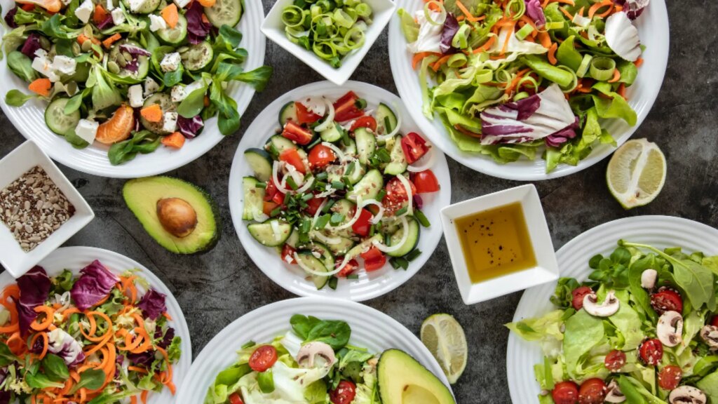 cinco ideas de ensaladas frías para llevarte a todos los lados este verano