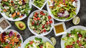 cinco ideas de ensaladas frías para llevarte a todos los lados este verano