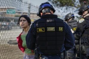 cómo son los abarrotados centros migratorios en Georgia
