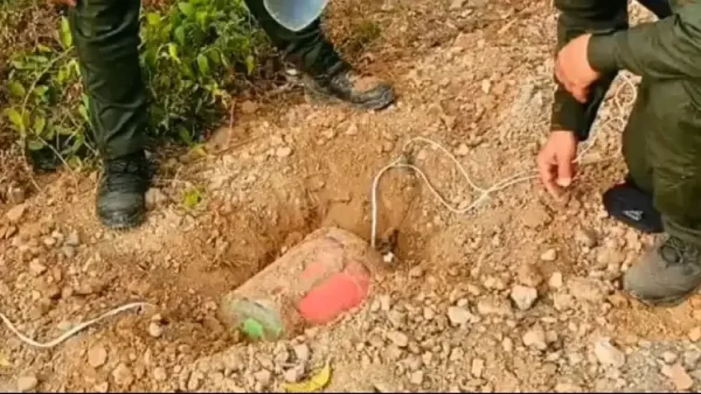 dos artefactos con 30 kilos de material explosivo