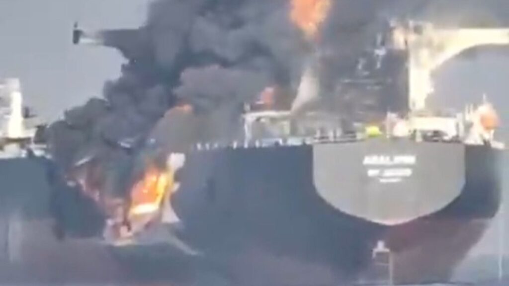 dos buques petroleros chocaron en un canal estratégico y se incendiaron