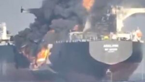 dos buques petroleros chocaron en un canal estratégico y se incendiaron