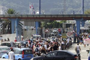 GRA099 LA LÍNEA DE LA CONCEPCIÓN (CÁDIZ), 24/08/2013.- Los accesos a Gibraltar han vuelto a colapsarse esta mañana hasta formarse colas de dos horas por la intensificación de los controles policiales en la frontera, situación derivada del conflicto diplomático entre España y la colonia, y por la mayor afluencia de vehículos en fin de semana.-EFE/CARRASCO RAGEL