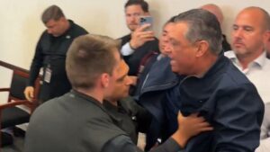 expulsaron a los empujones a un senador demócrata de una conferencia de prensa de la secretaria de Seguridad