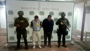 hallan camión cargado con fusiles, municiones y uniformes militares