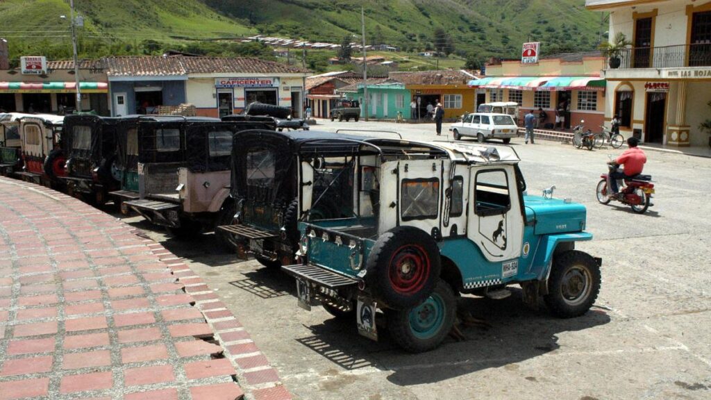 hombres armados habrían recorrido el municipio en diez motos e intimidado a los comerciantes