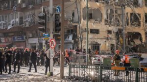 horas decisivas con ataques cruzados entre Israel e Irán mientras EEUU evalúa intervenir en la guerra