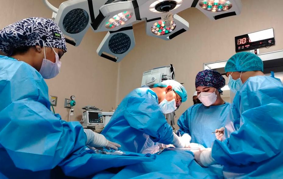 su médico no se dio por vencido y se lo extrajo por el ojo