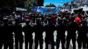 suspenden decreto que limitaba derecho a huelga – DW – 03/06/2025