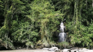 tiene una caída de agua de 16 metros
