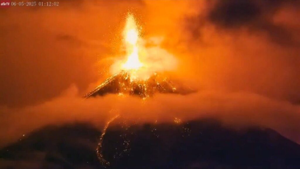 un Volcán de Fuego mantuvo intensas explosiones cada 15 minutos