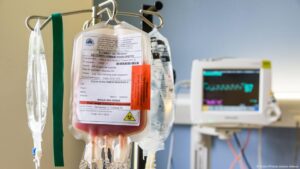 un análisis de sangre para detectar leucemia – DW – 27/06/2025