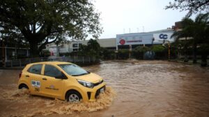 un carro, atrapado en inundación y hubo riesgo cerca del río Pance