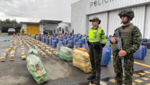 un tractocamión se volcó en vía de Tuluá y tenía cuatro toneladas de marihuana ocultas en bultos de papa