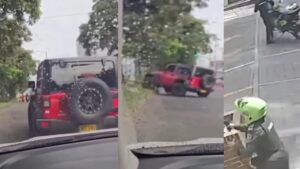 video muestra cómo camioneta estrella a tres carros y arrolla moto de la Policía