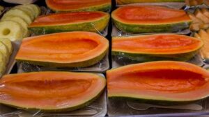 ¿Compras frutas partidas por la mitad? Esto dice una experta sobre los riesgos de salud que corres