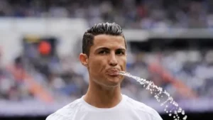 ¿Por qué los futbolistas escupen el agua en lugar de tragársela?