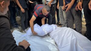 15 personas mueren de hambre en Gaza en solo 24 horas e Israel ataca una sede de la OMS | elperiodico.com