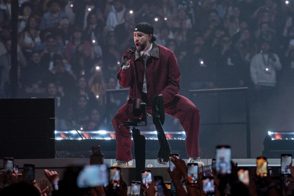 Bad Bunny defiende a los migrantes y llama a la unidad en el vídeo del tema 'Nuevayol'
